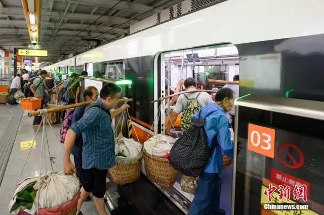 В метро Чунцина есть ?специальная линия корзин?