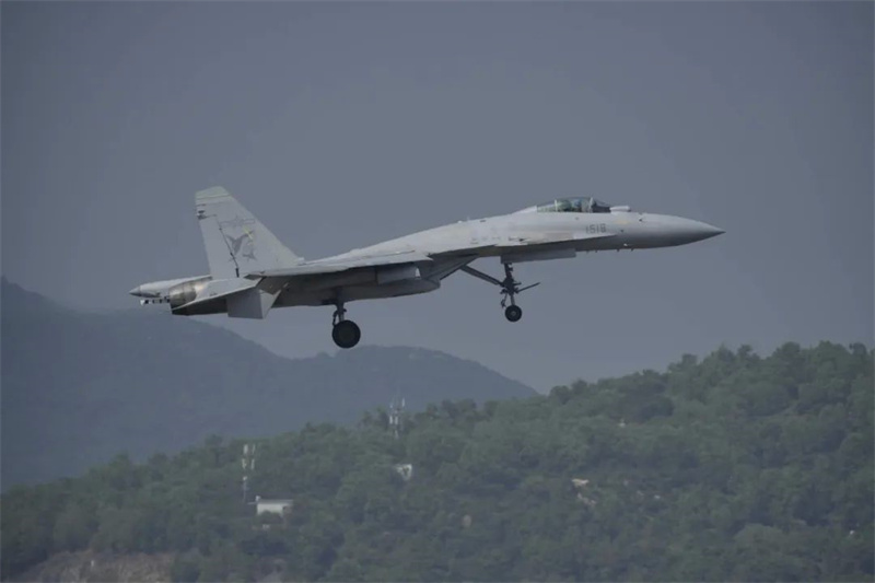 Китайский палубный истребитель J-15T прилетел в Чжухай