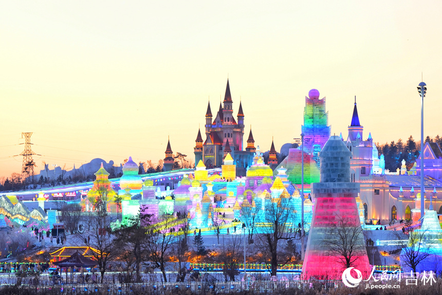 200 скульптур в парке ?Новый мир льда и снега? в Чанчуне приветствуют посетителей