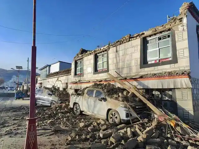 Число погибших в результате землетрясения магнитудой 6,8 в Сицзане возросло до 95 человек