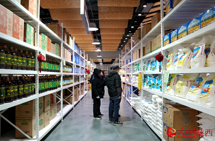 ?От двери до двери?: в Сиань прибыл первый специальный поезд с новогодними товарами