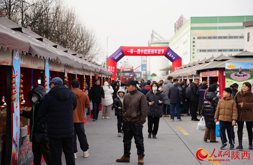 ?От двери до двери?: в Сиань прибыл первый специальный поезд с новогодними товарами