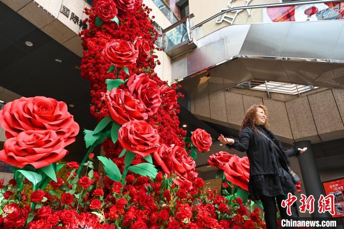 В Куньмине появился 13-метровый ?водопад роз?