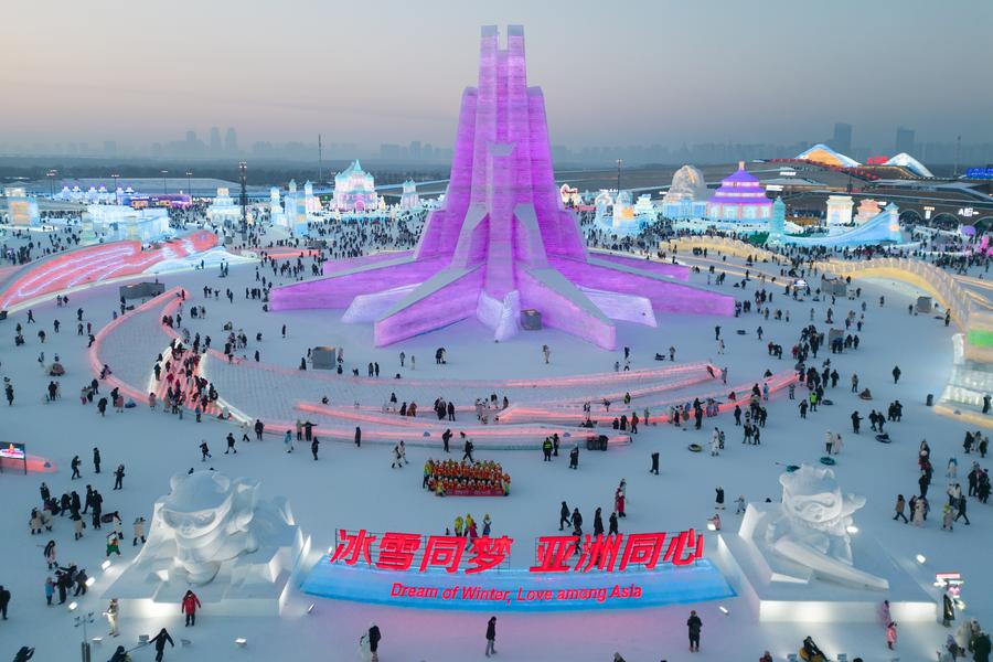 23 января 2025 года, туристы посещают тематический парк ледово-снежных развлечений "Большой мир льда и снега" в Харбине, административном центре провинции Хэйлунцзян на северо-востоке Китая. /Фото: Синьхуа/  