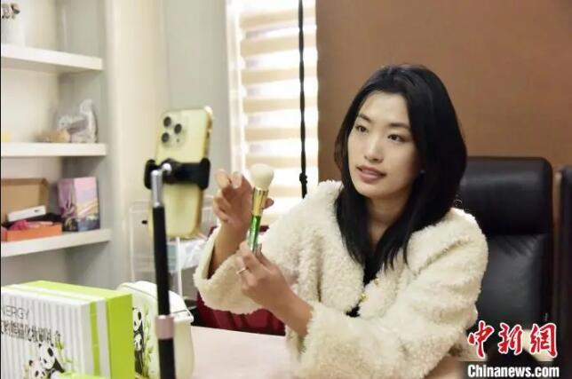 Китайский уезд Цинсянь покоряет мир косметическими кистями