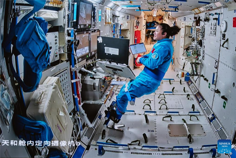 Экипаж "Шэньчжоу-19" завершил третий выход в открытый космос