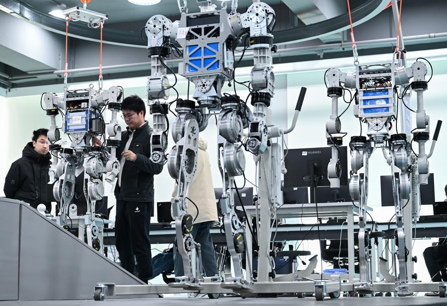 24 февраля 2025 года, члены научно-исследовательской группы компании Wuhan Glory Road Intelligent Technology Co., Ltd., которая базируется в городе Ухань провинции Хубэй /Центральный Китай/, настраивают человекоподобных роботов. /Фото: Синьхуа/