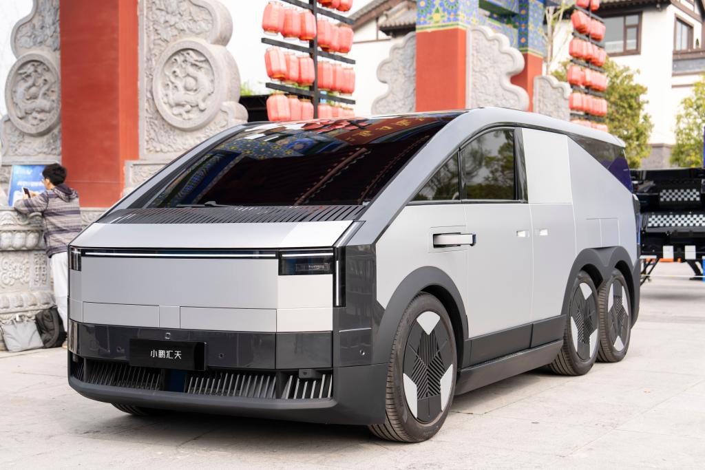 Летающий автомобиль от китайской компании XPENG дебютировал на юге Китая