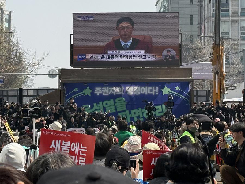 4 апреля, Сеул. Люди смотрят прямую трансляцию решения Конституционного суда Республики Корея по делу об импичменте президента Юн Сок Еля. /Фото: Синьхуа/