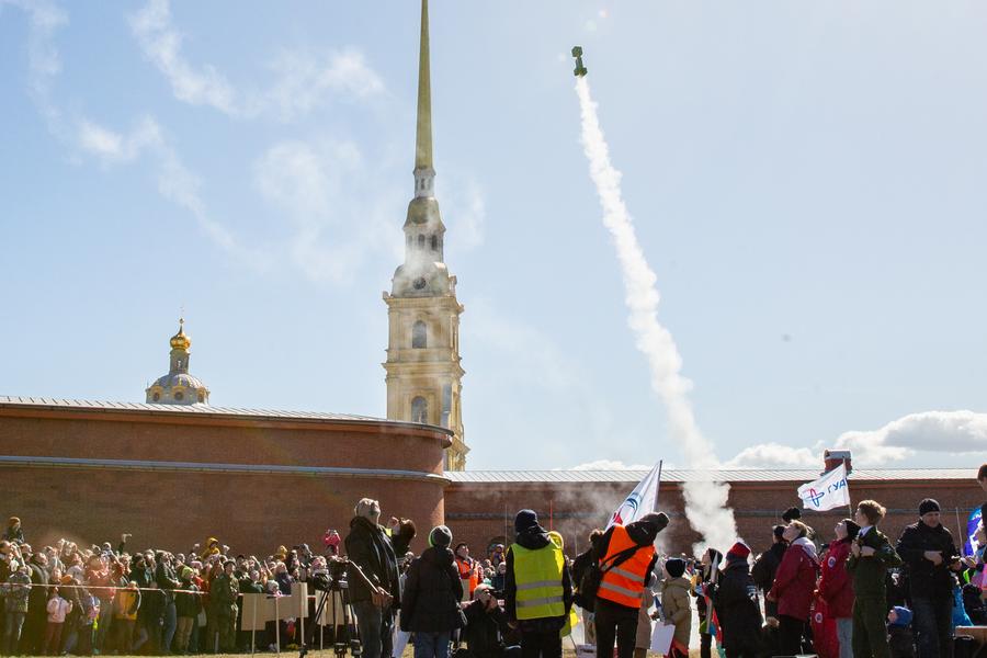 Запуском около сотни моделей ракет в Санкт-Петербурге отметили День космонавтики