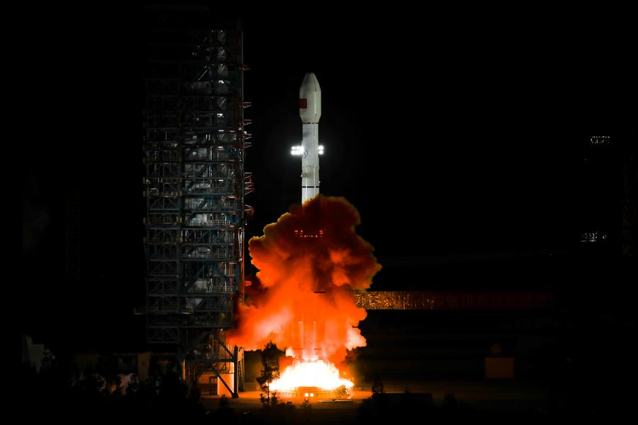 27 апреля, Сичан, Китай. Запуск ретрансляционного спутника "Тяньлянь II-05" с помощью ракеты-носителя "Чанчжэн-3B" /Long March-3B/ с космодрома Сичан в провинции Сычуань /Юго-Западный Китай/. /Фото: Синьхуа/  