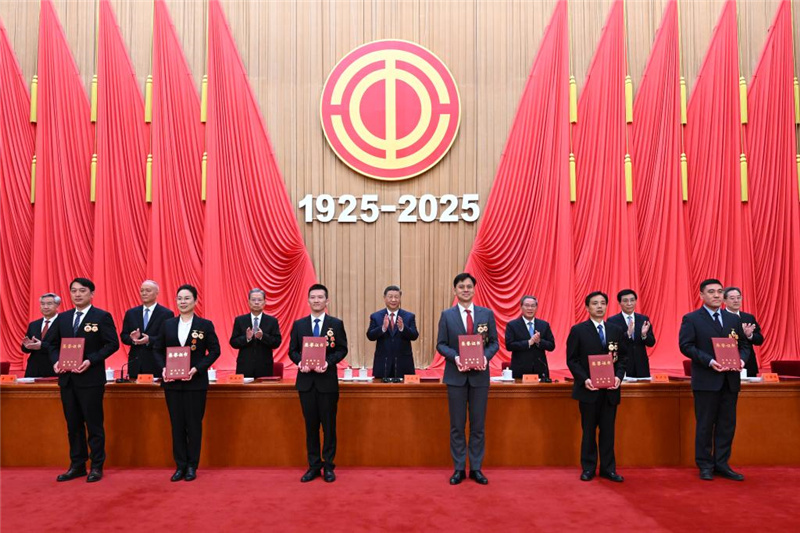 Си Цзиньпин подчеркнул необходимость объединения сил рабочего класса и широких масс трудящихся для осуществления возрождения китайской нации