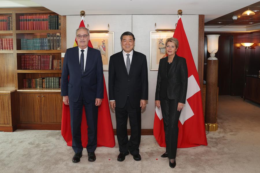 9 мая, Женева, Швейцария. Президент Швейцарской Конфедерации К. Келлер-Зуттер и вице-президент Федерального совета Швейцарии Г. Пармелен на встрече с вице-премьером Госсовета КНР Хэ Лифэном в Женеве. /Фото: Синьхуа/ 