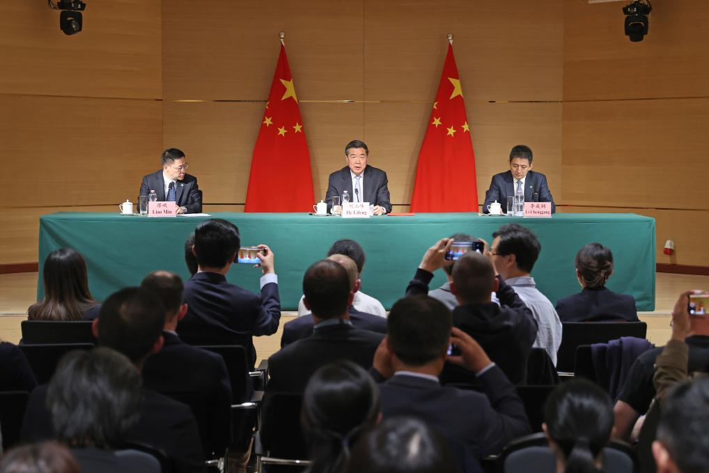 11 мая, Женева, Швейцария. Представители КНР на пресс-брифинге по итогам китайско-американской встречи высокого уровня по торгово-экономическим вопросам. /Фото: Синьхуа/