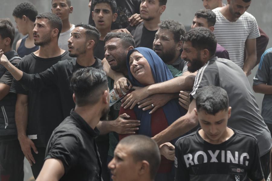 17 мая, Газа. Палестинцы оплакивают погибших на месте израильского авиаудара по лагерю беженцев Джебалия на севере сектора Газа. /Фото: Синьхуа/