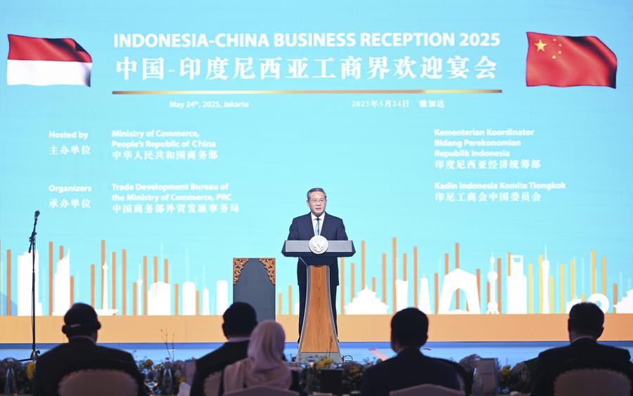 24 мая, Джакарта. Премьер Госсовета КНР Ли Цян выступает с речью на приеме для китайских и индонезийских деловых кругов в столице Индонезии Джакарте. /Фото: Синьхуа/ 