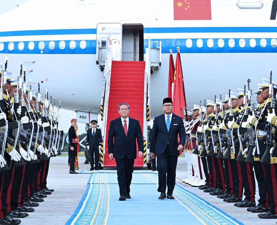 24 мая, Джакарта. Премьер Госсовета КНР Ли Цян проходит вдоль почетного караула в международном аэропорту имени Халима Перданакусумы в Джакарте, прибыв в Индонезию с официальным визитом по приглашению президента Прабово Субианто.