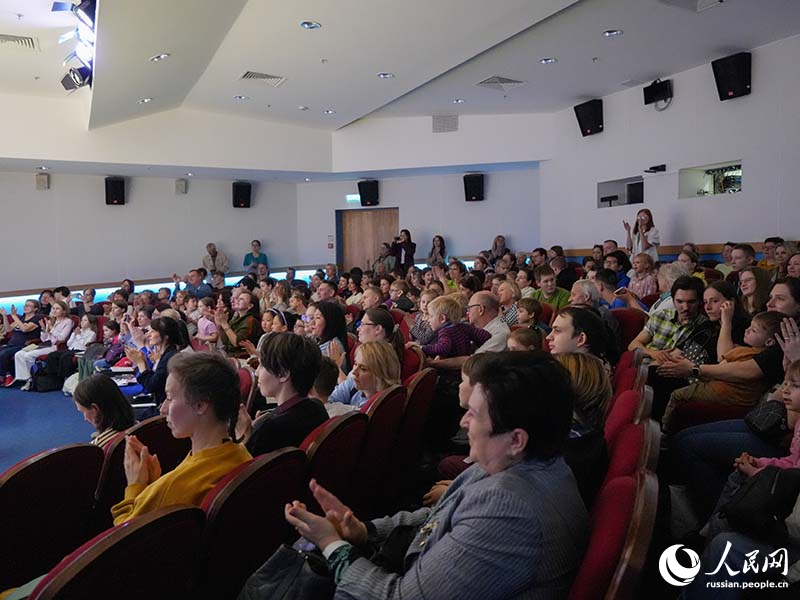 Чай и гармония мира в Москве: восточная грация, сошедшая с картины художника