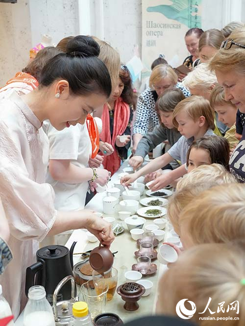 Чай и гармония мира в Москве: восточная грация, сошедшая с картины художника