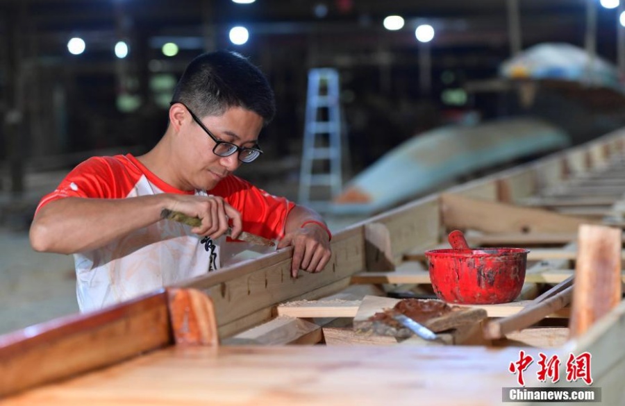 Мастера китайской деревни Фанчжуан заняты изготовлением лодок-драконов