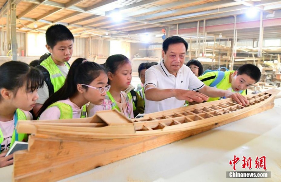 Мастера китайской деревни Фанчжуан заняты изготовлением лодок-драконов