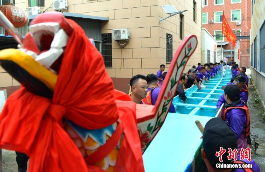 Мастера китайской деревни Фанчжуан заняты изготовлением лодок-драконов