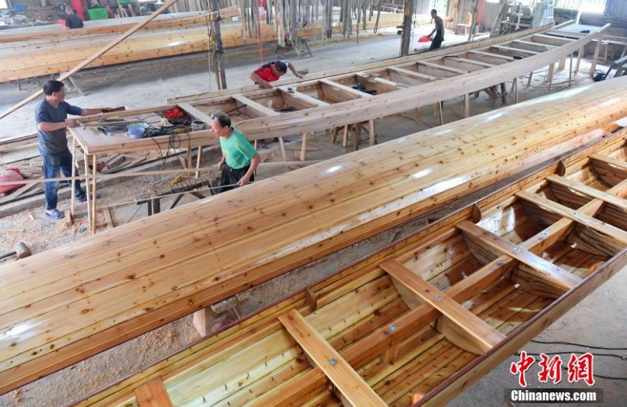 Мастера китайской деревни Фанчжуан заняты изготовлением лодок-драконов