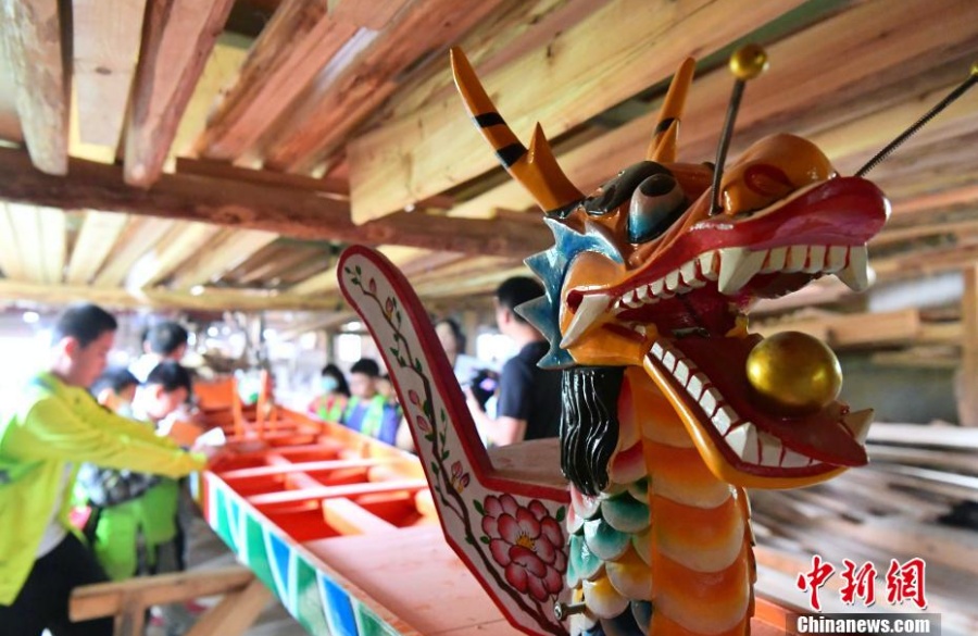 Мастера китайской деревни Фанчжуан заняты изготовлением лодок-драконов