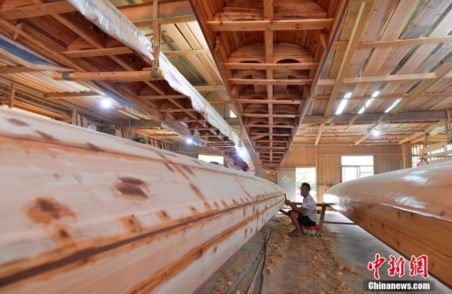 Мастера китайской деревни Фанчжуан заняты изготовлением лодок-драконов