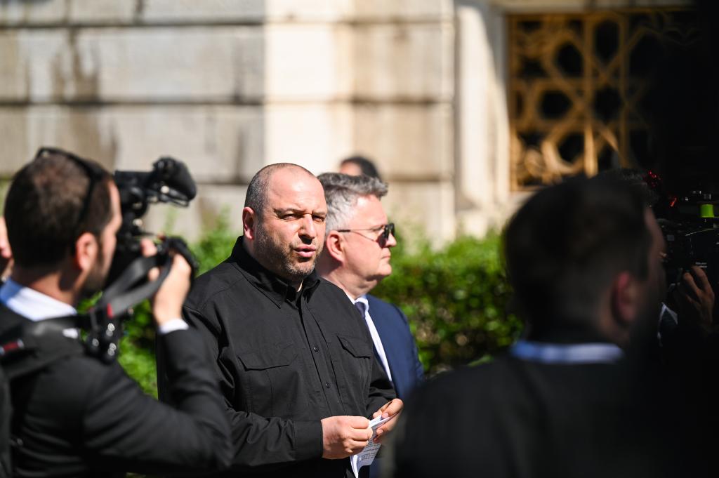 2 июня, Стамбул, Турция. Министр обороны Украины Р. Умеров /в центре/ выступает с заявлением для прессы по завершении второго раунда прямых переговоров между Россией и Украиной в Стамбуле. /Фото: Синьхуа/