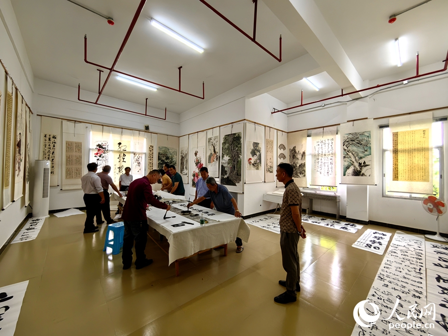 Каллиграфия и живопись — важная часть повседневной жизни фермеров Мэйчжоу