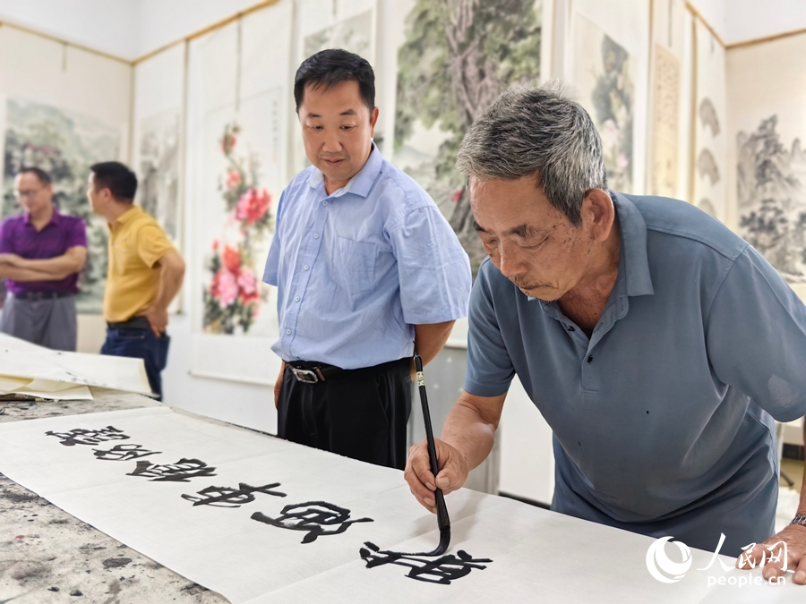 Каллиграфия и живопись — важная часть повседневной жизни фермеров Мэйчжоу