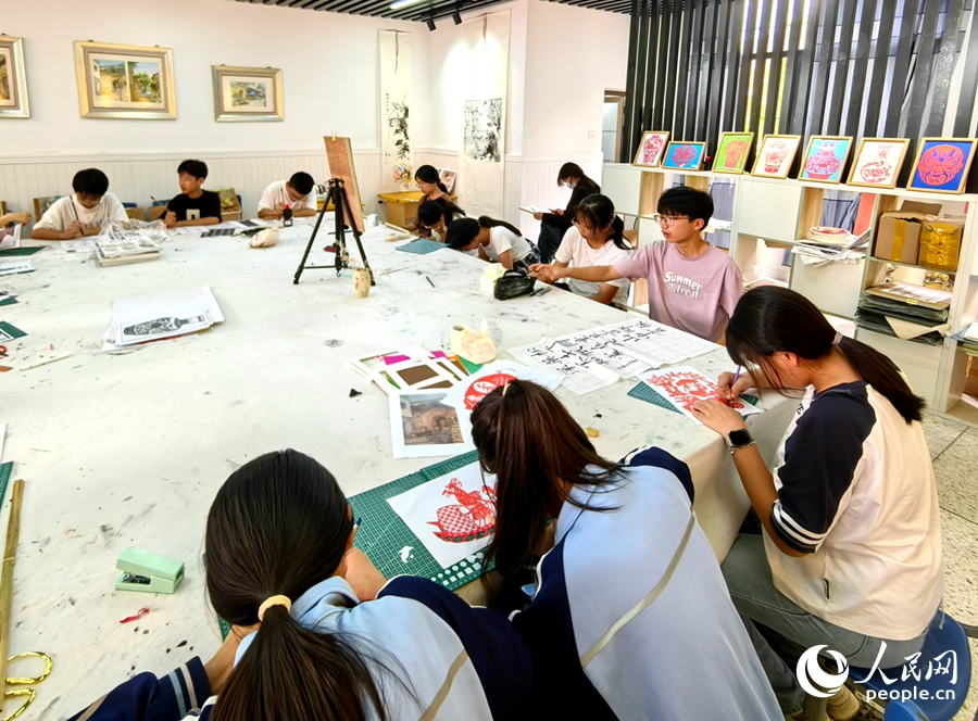 Каллиграфия и живопись — важная часть повседневной жизни фермеров Мэйчжоу