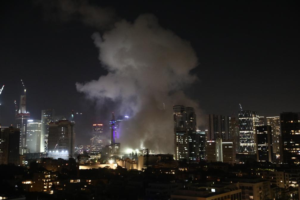 13 июня, Тель-Авив. Дым поднимается после иранского ракетного удара по городу. /Фото: JINI/Синьхуа/