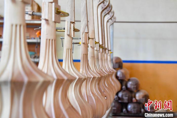 Изготовление традиционного музыкального инструмента чжаняньцинь в Сицзане