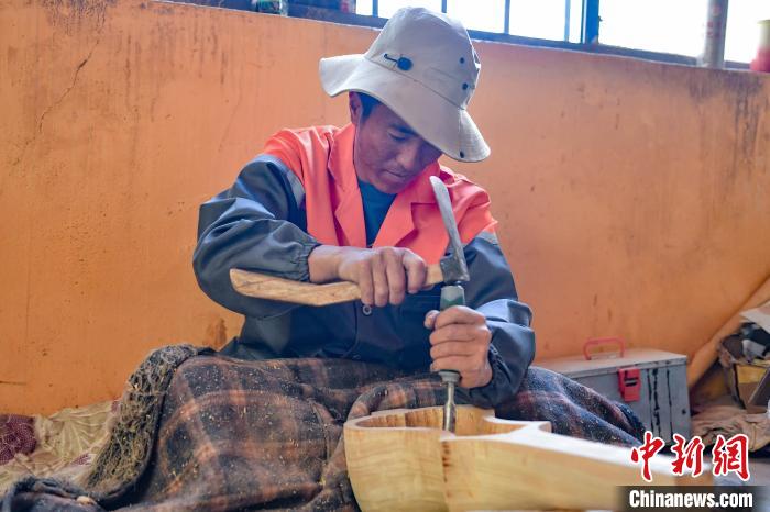 Изготовление традиционного музыкального инструмента чжаняньцинь в Сицзане