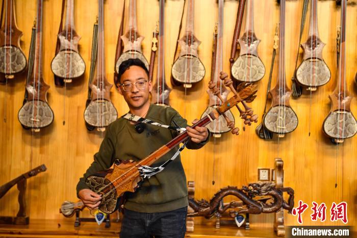 Изготовление традиционного музыкального инструмента чжаняньцинь в Сицзане