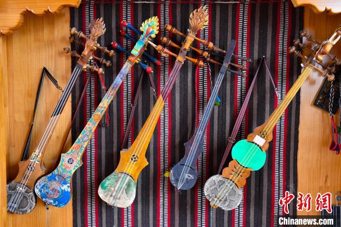 Изготовление традиционного музыкального инструмента чжаняньцинь в Сицзане