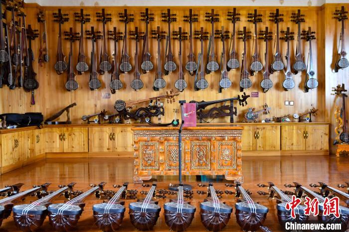 Изготовление традиционного музыкального инструмента чжаняньцинь в Сицзане