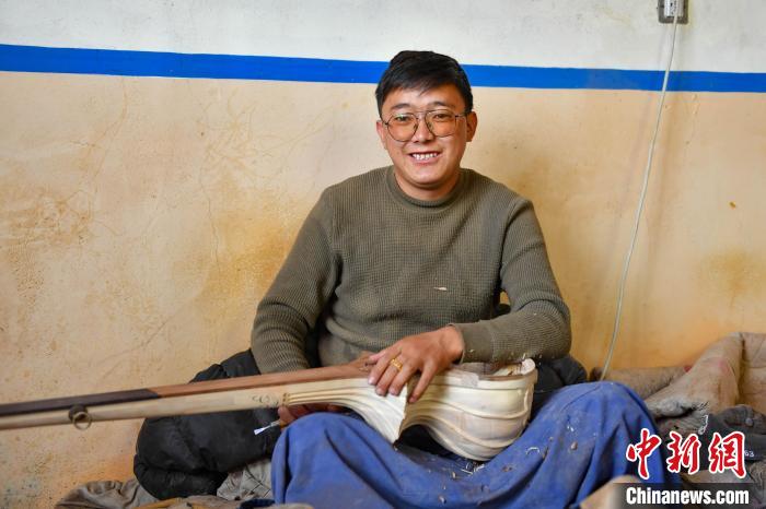 Изготовление традиционного музыкального инструмента чжаняньцинь в Сицзане