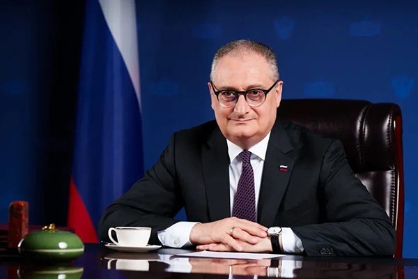 С ноября 2024 года по март 2025 года в Национальном музее Китая в Пекине проходила выставка ?Русское застолье – традиционная еда, напитки и искусство сервировки. Из собрания Музеев Московского Кремля?. На фото: русский дворцовый фарфор.