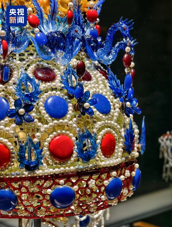 Молодой китаец воссоздал из стекла древнюю корону императрицы