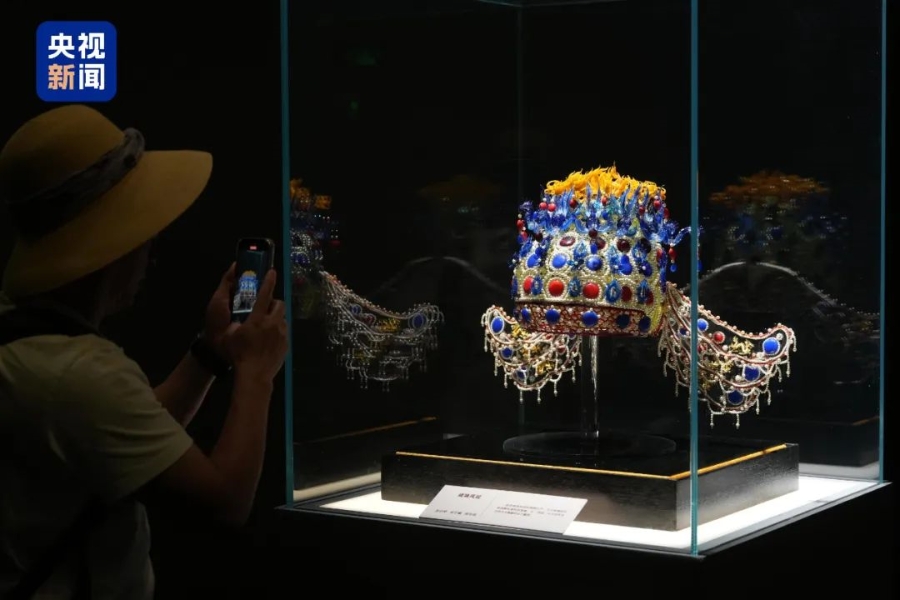 Молодой китаец воссоздал из стекла древнюю корону императрицы