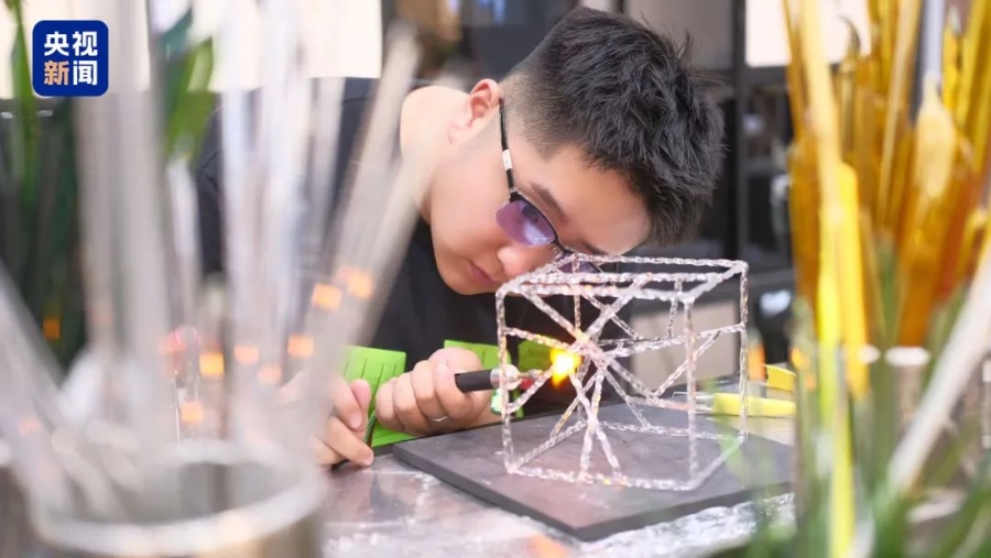 Молодой китаец воссоздал из стекла древнюю корону императрицы