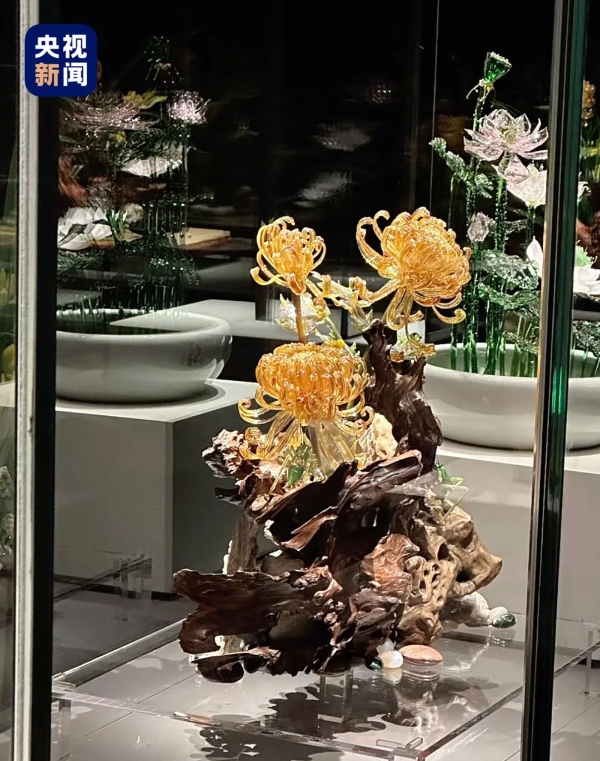 Молодой китаец воссоздал из стекла древнюю корону императрицы