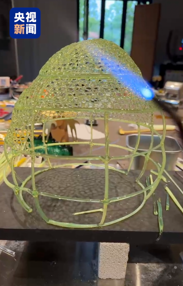 Молодой китаец воссоздал из стекла древнюю корону императрицы