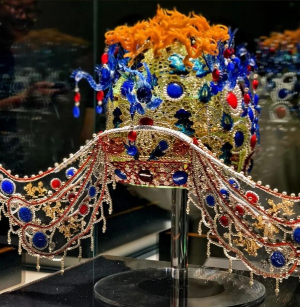 Молодой китаец воссоздал из стекла древнюю корону императрицы