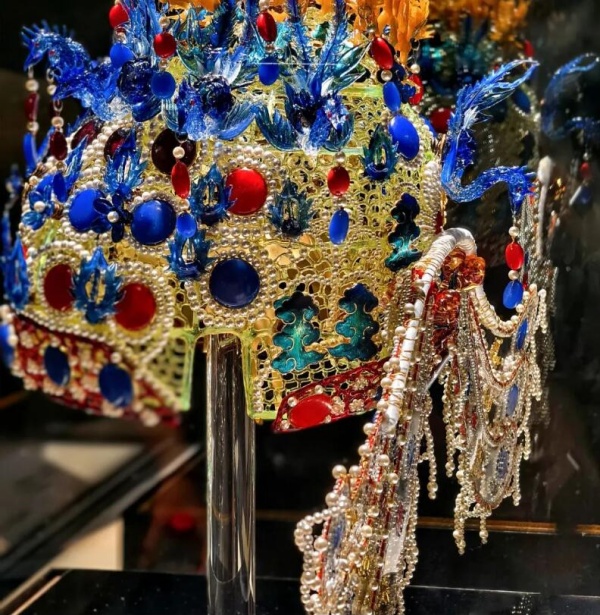 Молодой китаец воссоздал из стекла древнюю корону императрицы