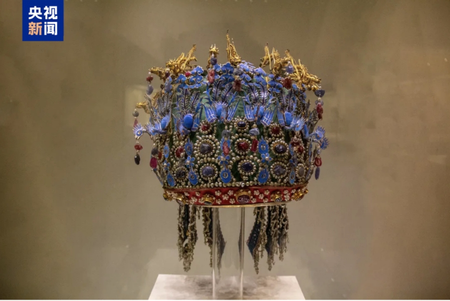 Молодой китаец воссоздал из стекла древнюю корону императрицы