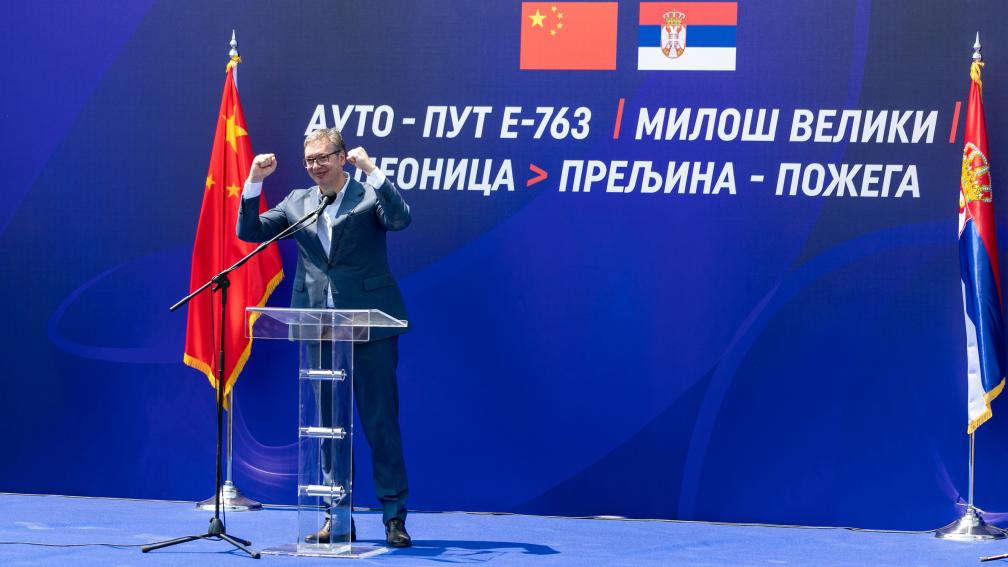 5 июля, Лучани, Сербия. Президент Сербии А. Вучич выступает с речью на церемонии по случаю открытия ключевого участка автотрассы, построенного с помощью Китая, в муниципалитете Лучани на юго-западе Сербии. /Фото: Синьхуа/